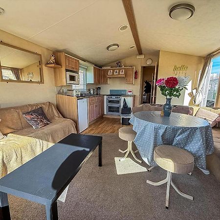 Lovely 6 Berth Caravan At Naze Marine Holiday Park In Essex Ref 17003C Walton-on-the-Naze Exterior foto